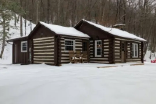 Creek side Log Cabin with hot tub in White Sulphur Springs WV