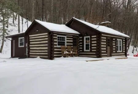 Creek side Log Cabin with hot tub in White Sulphur Springs WV Отели рядом с достопримечательностью «The Greenbrier Golf Club»