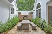 Luxury Lake Woodlands Retreat, with Tropical Heated Pool, Jacuzzi & Cinema!