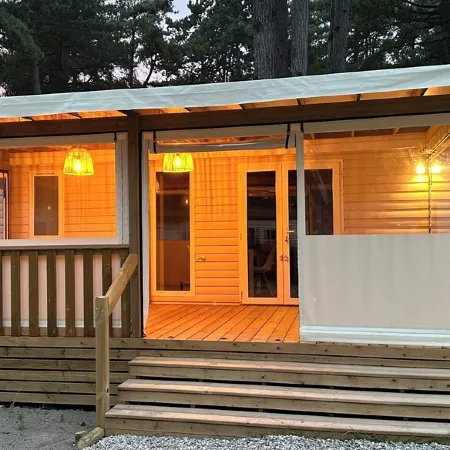 Your mobile home with covered terrace and barbecue is waiting for you this summer.