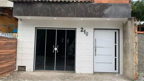 A street by the bus station, with air conditioning. Hotels in Araruama
