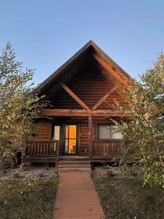 Charming 3-bedroom cabin in Warrens with WiFi. Close to ATV access point. Отели в г. Уорренс