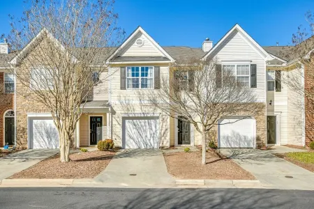 Spacious Retreat Near RDU ~ Pool, BBQ, Fast Wi-Fi & Easy Self Check-In