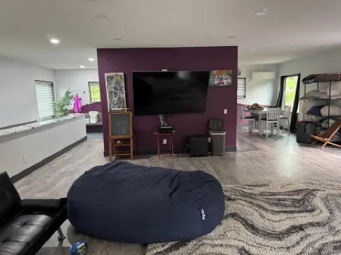 electric car friendly. Charming 1000 sq.ft loft in welcoming Omaha with WiFi, AC