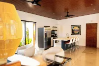 Los Padrinos Compound @El Zonte+AC+Pool+Wifi Hotels in El Zonte