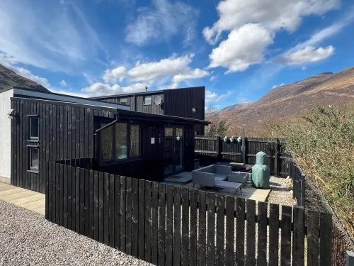 Secluded Highland Retreat with Wood-Fired Tub & Stunning Mountain Views Hôtels à : Kinlochleven