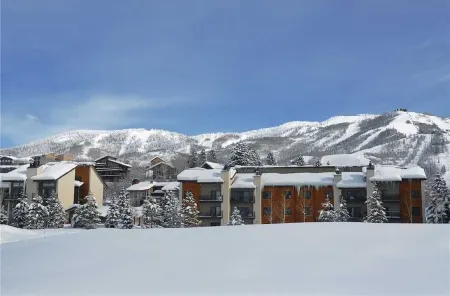 VAULTED CEILINGS, GIANT VIEWS-WALK/BUS TO GONDOLA SQUARE! 2 BR/2 BA POOL HOT TUB
