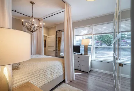 LAKESIDE URBAN INN . . . truly a HIDDEN GEM on the LAKE in Downtown Tualatin!!! Отели рядом с достопримечательностью «Хокс Вью Уинери»