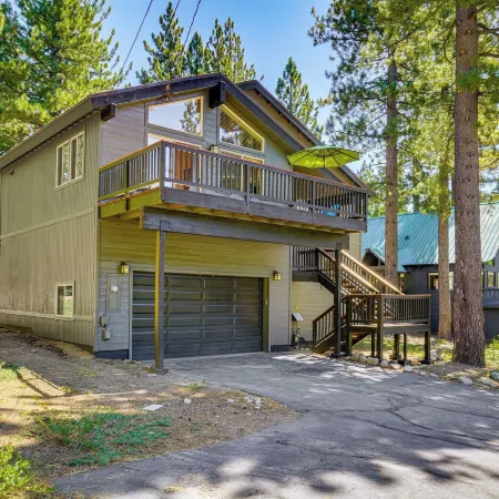 Sunny Cabin: 1 Mi to Tahoe Donner Resort!