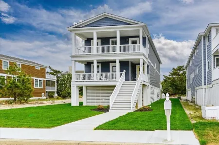 Luxurious & Comfy ~ 1 Block to Beach ~ ♛Royal Beds