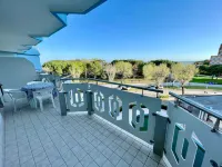 Seafront Apartment with Pool - Homestays