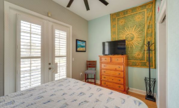 Coastal Sea Side Townhome - Walk to Beach!