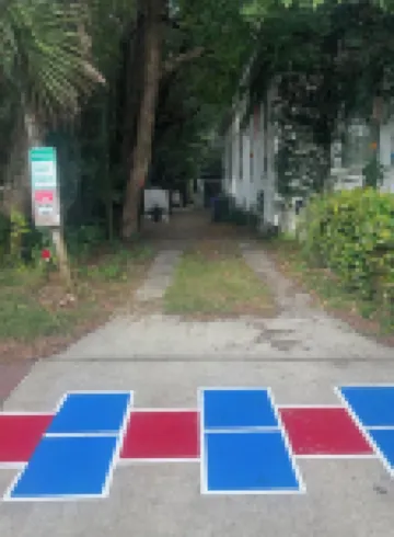 Walk to Palafox Restaurants, Markets and Bruce Beach.Close to Sports Events Too!