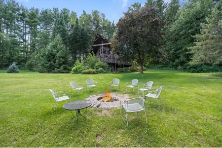 Lakeview Cabin > Unique Mid-Century Tucked in Bluff Отели рядом с достопримечательностью «Каскейд Маунтин»