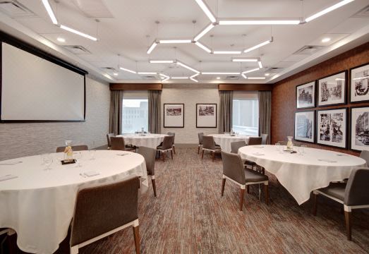 힐튼 가든 인 테레 호트의 모던한 객실 내부 이미지