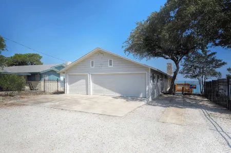 Waterfront Lake House with Hot Tub & Firepit Отели рядом с достопримечательностью «Cranes Mill Marina»