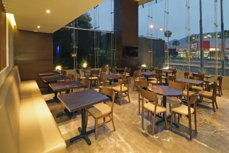 Holiday Inn Express & Suites Monterrey Valle Отели рядом с достопримечательностью «San Pedro de Pinta»