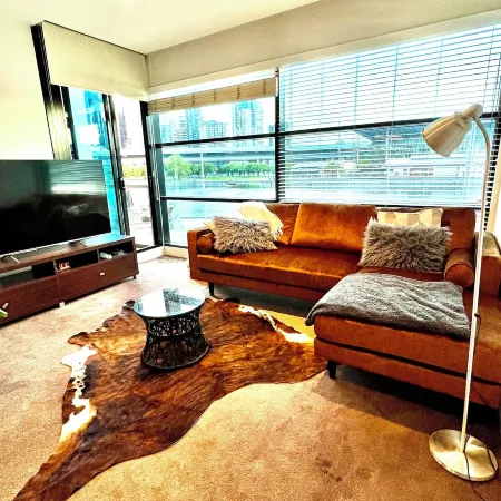 Luxurious Apartment with City Views and Yarra River