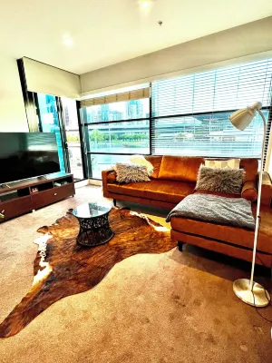 Luxurious Apartment with City Views and Yarra River - 3-Star