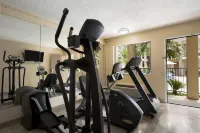 Days Inn by Wyndham Dallas Irving - Gym