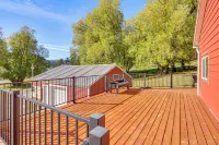 Lead Hideaway w/ Fireplace, Grill & New Deck! - Homestays