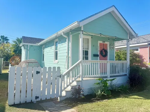 Cozy Beach Cottage- Minutes to the beach & Historic Strand