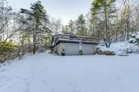 Trail Access On-site: Gorgeous MCM Deck House!