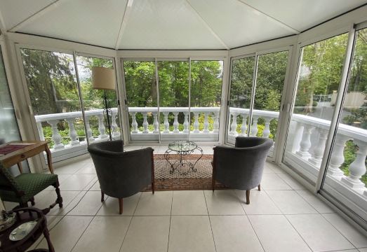 로지스 벨레스의 평화로운 정원과 수영장 전경