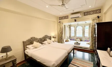 Lake Pichola Hotel Отели рядом с достопримечательностью «Bhartia Lok Kala»