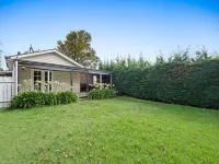 Lush 3-Bed House near the Beach Hoteles en Rosebud