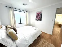 Relax in Style at Bennett Springs' Modern Retreat - บังกะโล