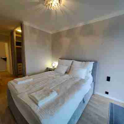 Free Parking Modern Smichov Apt Large Balcony, 10 minutes metro to central Rooms