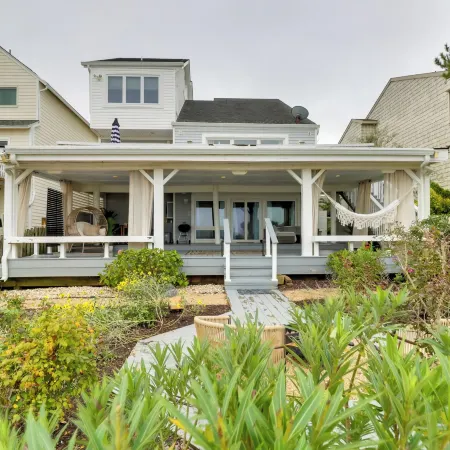 Pets Welcome: Beachfront Family Retreat in Norfolk