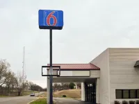 Motel 6 Forrest City AR - parking