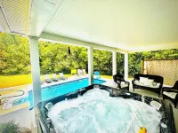 Bourbon Trail Pool Zone! HotTub! PoolTable! PingPong! GoldenTee! BigYard! Pets!