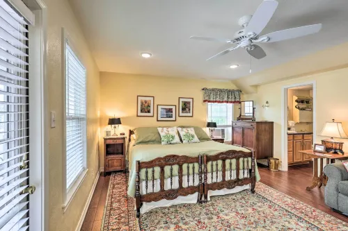 Studio in College Station w/ Expansive Deck! - Apartments