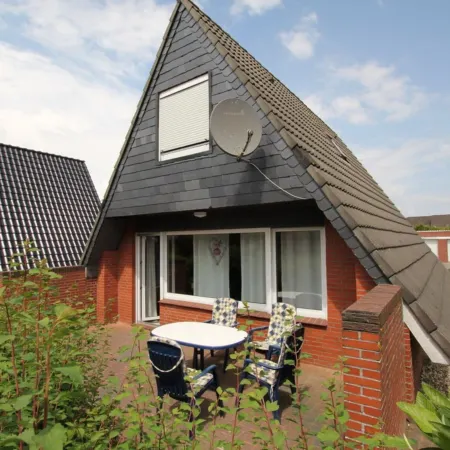 Ferienhaus Toms Hutte Mit Terrasse in Dornum