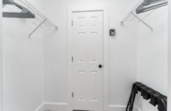 Cozy Modern Apartment - Near Shands & VA