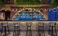 ARTOTEL Living World Kota Wisata - bar