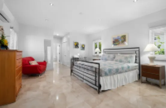 Modern, Stunning & Bright Central Beach Villa Hotels in 