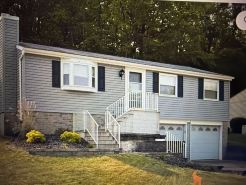 Pet-friendly home next to Oakmont & Veltre's + a few miles to Pittsburgh events!