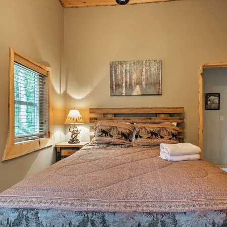Timber Home Walk to Slopes and N Conway Shops!