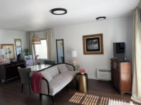 Top of the Hill-Cozy 1 bed/1 bath cottage, less than one mile to downtown.