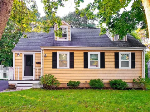 Spacious 4 BR Retreat near Water Wizz, Pond & Beaches - Perfect Family Getaway!