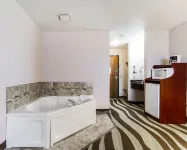 Quality Inn & Suites Stoughton - Madison South - Hot Tub