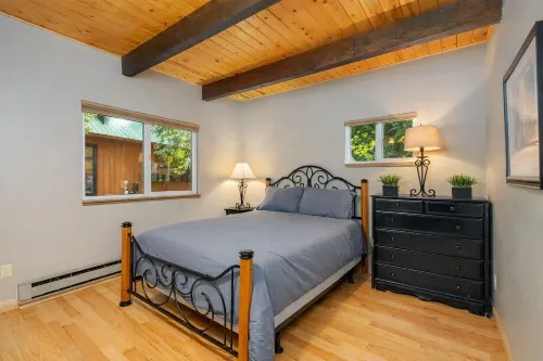 Otter Chalet On Fish Lake 4 Bedroom Home by NW Comfy Cabins by RedAwning