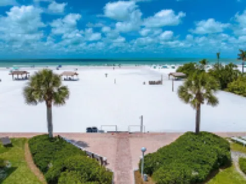 Steps to Siesta Key BEACH!  Pool, Tennis Court, Shuffle Board, Basketball! Hotéis em Siesta Key