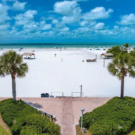 Steps to Siesta Key Beach! Pool, Tennis Court, Shuffle Board, Pickle Ball!