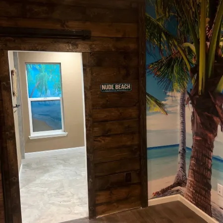 Tropical Spa Studio, Jacuzzi, Kitchen, Sparks