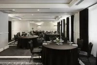 Vogue Hotel Montreal Downtown, Curio Collection by Hilton - breakfast